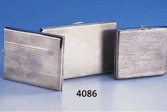 KONVOLUT 3 ZIGARETTENETUIS, TOTAL CA. 440 G, NACH 1900, DEUTSCH/ENGLAND/TSCHECHOSLOVAKEI 900/800/925ER SILBER, INNENVERGOLDUNG, Z.T. BES.-MONOGR., ...