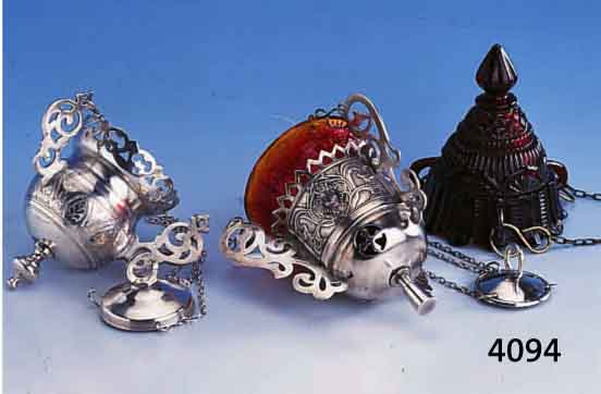 KONVOLUT 3 ÖLLÄMPCHEN, RUßLAND, 1 X METALL VERSILBERT, GRAVIERT, 1 X METALL VERSILBERT MIT SCHMUCKSTEINBESATZ, ROTER GLASEINSATZ SEK., 1 X ...