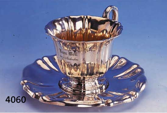 PRUNKTASSE MIT UNTERTELLER, BERLIN SY & WAGNER UM 1835/40, 750ER SILBER, BAROCKSTIL, SY & WAGNER GEHÖRTE ZU DEN FÜHRENDSTEN GOLD- UND ...