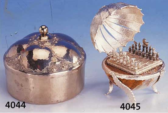 MINIATURSCHACHSPIEL IN KUGELFORM, UNTERE HÄLFTE AUS GESTREIFTEM ACHAT, FIGUREN UND STANDFUß 925ER SILBER MASSIV, EINZELANFERT., OBERE HÄLFTE ...