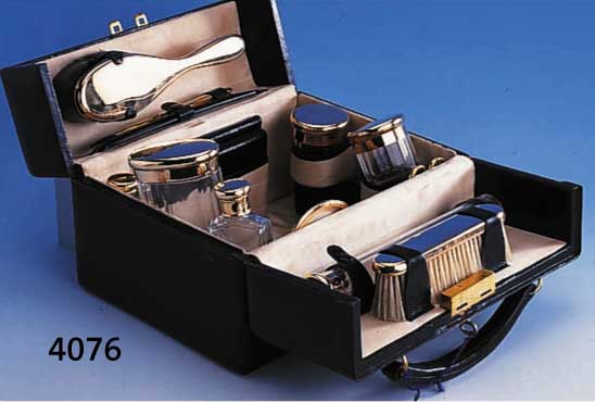 15-TEILIGES LADY-REISETOILETTENSET, ASPREY LONDON 1924, ROSE G 375/000-MONTUREN BZW. DECKEL, BEST. AUS: 2 BÜRSTEN, 6 VERSCH. FLA- KONS, Z.T. MIT ...