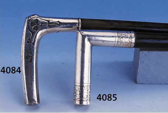 SPAZIERSTOCK, GRIFF 800ER SILBER, DEUTSCH UM 1900, GRIFF RECHTWINKLIG GEKNICKT, BAND- VERZ., GUILLOCHIERT MIT SPIRAL- UND ROSENMOTIVEN, ...