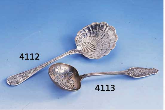 ZUCKERSTREULÖFFEL, REINER JUGENDSTIL, PARIS UM 1900, MEISTERMARKE CARON, FLORALES DEKOR, IN DER KUHLE GESÄGT, BEIDS. DEKORIERT, SCHÖNE SCHWERE ...