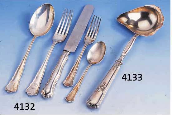 SUPPENKELLE, FRANKREICH UM 1900, 950ER SILBER INCL. KUHLE, TEILVERGOLDET, SCHÖNES ERHABENES RELIEF: MISTELDEKOR, BEIDS. BEZ. DEPOSé, L. CA. 26 ...