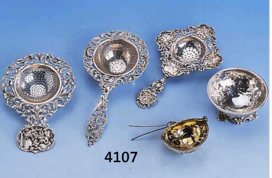 LOT 4 TEESIEBE IN SILBER, 1X UM 1810/20 VERGOLDET, 3X UM 1900/10, 1 DAVON MIT UNTERSATZ, BAROCKSTIL