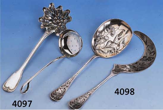 2 ZUCKERSTREULÖFFEL, SILBER, 1X BELGIEN UM 1830/35, RELIEFIERT U. PUNZ., BESITZERMONOGRAMM, L. CA. 23 CM, 1X UM 1900 DEUTSCH, GLATTE FORM, L. ...