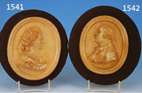 ZWEI ABGÜßE VON FORM-MODEL, PORZELLANMANUFAKTUR FRANKENTHAL, GIPSGUß, PROFILPORTRÄTS VON EDELMANN UND EDELDAME, BESCHÄDIGT, CA. 19 X 17 CM