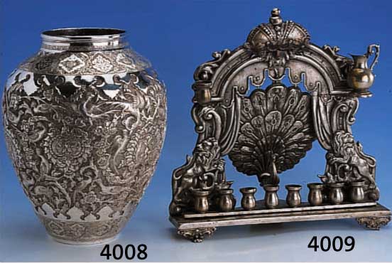 CHANUKALEUCHTER, WARSCHAU UM 1918, METALL VERSILBERT, BAROCKSTIL, SIGN. WARSCHAU FRAGET, MIT LÖWEN UND PFAU, ÖLLAMPE UND 9 BRENNSTELLEN, 30 X ...