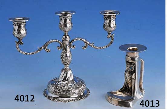 AUSGEFALLENER KERZENHALTER, METALL VERSILBERT, BEZ. OBE, UNGED., WOHL DEUTSCH UM 1905/08, 2 GLASAUGEN, DARST. EINER EULE IN NISCHE, ABLAGEFACH, ...
