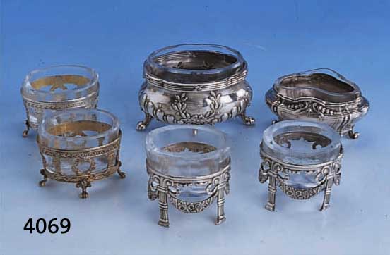6 SALZSCHÄLCHEN, SILBER, UM 1900, DARUNTER 1 PAAR MAINZ, RENAISSANCESTIL, RESTE ALTER VERGOLDUNG, 1 PAAR EMPIRESTIL MIT GIRLANDEN, GLÄSER ...
