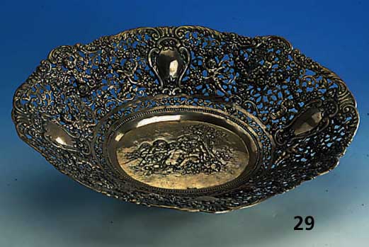 Anbietschale, deutsch um 1900, 800er Silber, Fond mit erhabenem Puttendekor, Fahne mit reicher Durchbrucharbeit in Rokaillen, Kar- tuschen (fÜr ...
