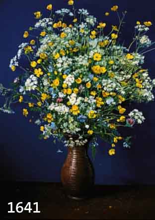 SPITZER, GERHARD, BONNER MALER, FELDBLUMENSTRAUß IM TONKRUG, ÖL/HARTFASER, LI.U. SIGN., CA. 73 X 56 CM, R.