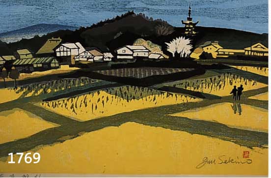 SEKINO, JAPANISCHER KÜNSTLER, 1. HÄLFTE 20. JH., FARBHOLZSCHNITT, LANDSCHAFT MIT DORF, HANDSIGNIERT, CA. 32 X 45 CM, U.GL., R.