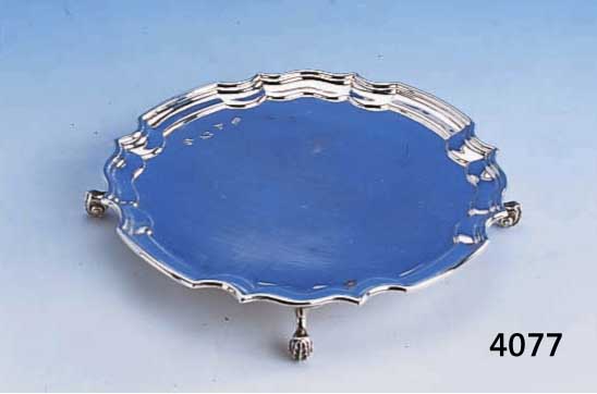KLEINER ANBIET/VISITENKARTENTELLER, 935ER SILBER, BIRMINGHAM UM 1978, RAND GEWELLT, D. CA. 5.5 CM, AUF 4 FÜßEN STEHEND, MEISTERMARKE WA UNGED., ...