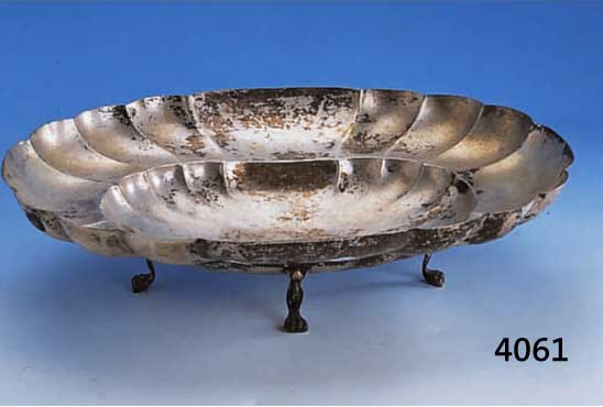 ANBIETSCHALE AUF 4 FÜßEN, DEUTSCH UM 1890, 800ER SILBER, HANDARBEIT, RAND VIELFACH GEWELLT, CA. 690 G, CA. 37.5 X 28.5, PASSEND ZU KAT.-NR. ...