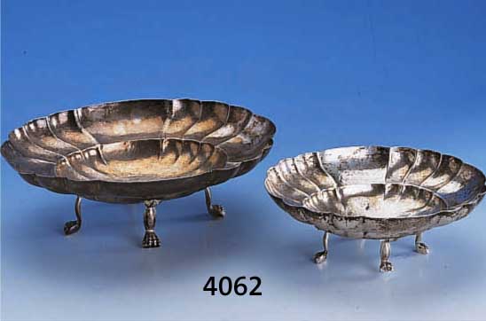 2 ANBIETSCHALEN AUF 4 FÜßEN, 800ER SILBER, DEUTSCH UM 1890, HANDARBEIT, GETRIEBEN, RAND VIELFACH GEWELLT, D. CA. 21.5 X 17/ 17 X 13.5 CM, TOTA ...
