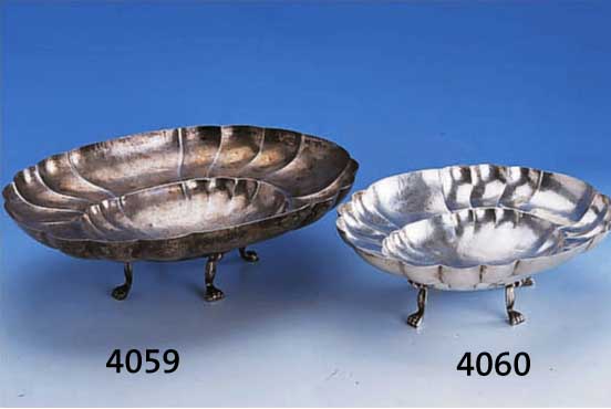 ANBIETSCHALE AUF 4 FÜßEN, DEUTSCH UM 1890, 800ER SILBER, RAND VIELFACH GEWELLT, HAND- ARBEIT, GETRIEBEN, CA. 25.5 X 20.5 CM, PASSEND ZU KAT.-NR. ...