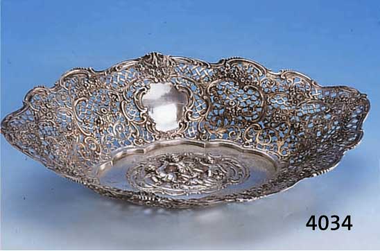 ANBIETSCHALE, HANAU 1900, 800ER SILBER, MITTIG DARSTELLUNG VON 4 PUTTEN, RAND MIT DURCHBRUCHARBEIT, BAROCKISIEREND, CA. 5.5 X 33.5 X 24.5 CM