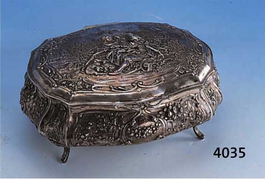 DECKELDOSE, HANAU UM 1900, 800R SILBER, AUF 4 FÜßEN STEHEND, DECKEL MIT DARST. EINER SCHÄFERSZENE, REICH RELIEF., BAROCKISIEREND, GEBR.-SP, ...