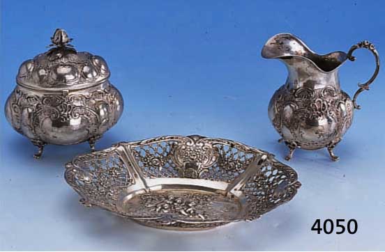 KONVOLUT ANBIETSCHALE, SAHNEGIEßER UND ZUCKER- DOSE, HANAU 1900, 800ER SILBER, ANBIETSCHALE MIT PUTTENDARST., RAND DURCHBRUCH ARBEIT MIT ROSEN, ...