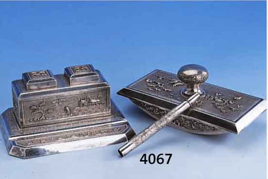SCHREIBTISCHSET, BEST. AUS: LÖSCHWIEGE UND TINTENFAß UN FEDERHALTER, VIETNAM 60/70ER JAHRE, 900ER SILBER, REINETREIBARBEIT, PUNZIERT UND ...