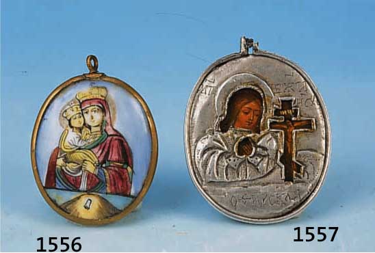 VOTIVGABE, RUSSLAND, UM 1890/1900, PORZELLAN, POLYCHROM BEMALT, GOTTESMUTTER MIT KIND, ALS ANHÄNGER GEFASST, D. 4.5 CM, L. ALTERSSP.