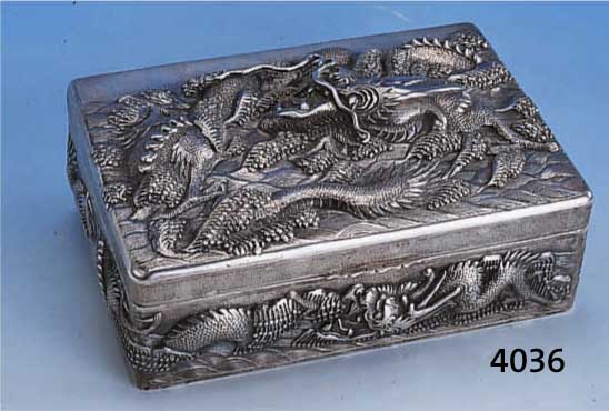 DECKELDOSE, CHINA UM 1900, SILBER, ERHABENE SPIELENDE DRACHEN AUF DECKEL UND RUNDUM VERLAUFEND, CA. 19 X 13.5 X 7.5 CM, TOTAL CA. 825 G, INNEN ...