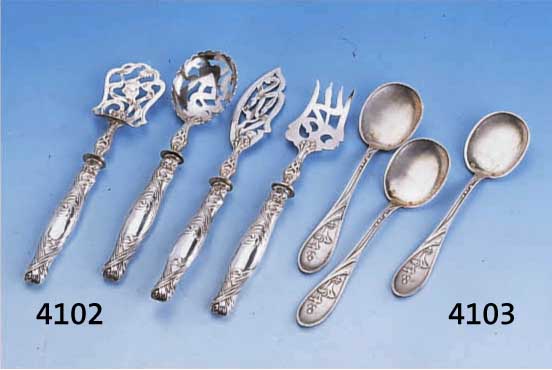 PETIT-FOURS-BESTECK, FRANKREICH UM 1900, SILBERGRIFFE GEFÜLLT, ABSTR. ORNAMENTAL RE- LIEF., GEBR.TEILE METALL VERSILBERT, FLORAL GRAVIERT, ...