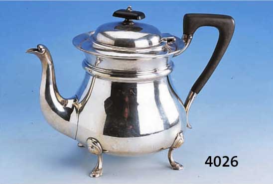TEEKANNE, ENGLAND, LONDON 1910, STERLING- SILBER, GRIFF UND KNAUF AUS BAKELIT, AUF 4 FÜßEN, CA. 705 G, KL. BEULE, CA. 16.5 CM