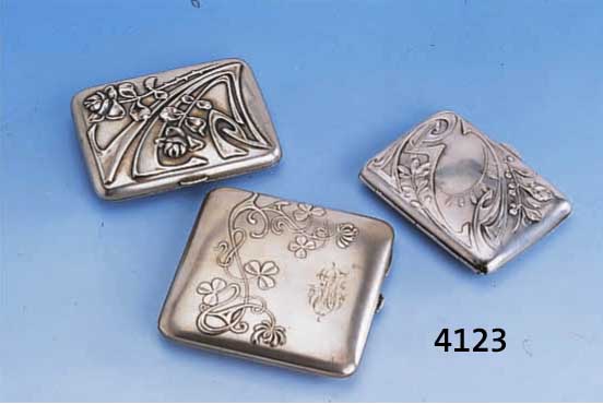 3 ZIGARETTENETUIS, REINERJUGENDSTIL, 1X DEUTSCH, ALPACCA, DEUTSCH, (DRÜCKER MUß NEU JUSTIERT WERDEN), 2X FRANKREICH, SILBER UND VERSILBERT, ALLE ...
