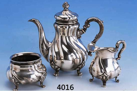MOKKAKANNE, SAHNEGIEßER UND ZUCKERSCHALE, GEBR. DEYLE, SCHWÄBISCH GMÜND UM 1935, 830ER SILBER, BEZ. NETTER & CIE, BAROCKSTIL, JEW. 4 FÜßE, ...