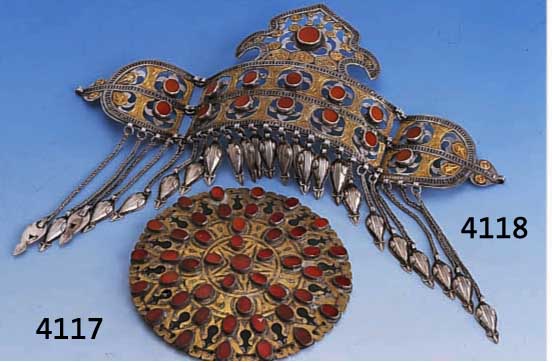 BRUSTSCHMUCK, TURKMENISTAN UM 1900, SILBER TEILVERGOLDET, SOGN. GÜLYAKA-SCHEIBE, KARNEOLBESATZ, VGL. LIT.: DER TURKMENEN- SCHMUCK, HERMANN ...