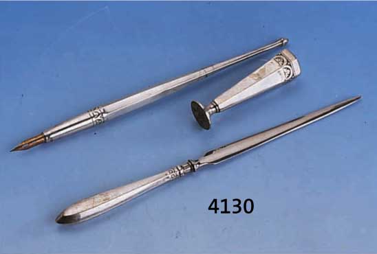 SCHREIBTISCHSET, LUTZ & WEISS, PFORZHEIM UM 1900, 800ER SILBER, REINER JUGENDSTIL, BEST. AUS: FEDERKIEL, BRIEFÖFFNER UND PET- SCHAFT MIT ...