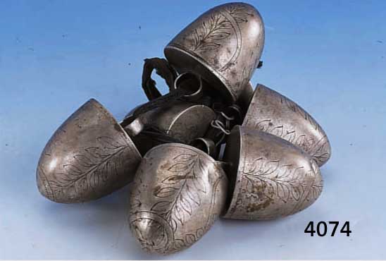 7 GR. KNÖPFE BZW. PFERDEGESPANN-VERZIERUNG, BRUCKMANN & SÖHNE HEILBRONN UM 1900, 800ER SILBER, PUNZIERT, ZISELIERT, Z.T. LEICHT VERBEULT, D. CA. ...