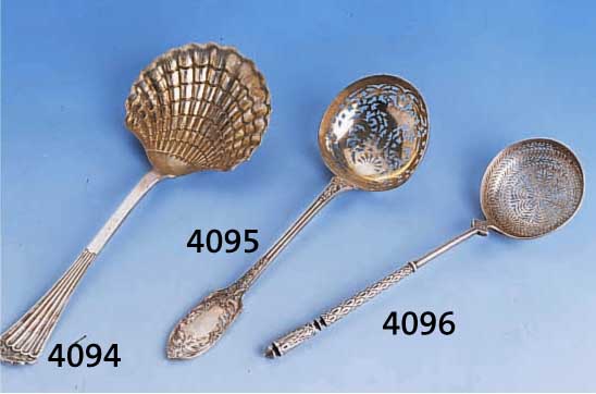 ZUCKERSTREULÖFFEL, FRANKREICH UM 1890, 950ER SILBER, MEISTERMARKE CARON, ARCHAISIEREN DER DEKOR, GRAVIERT, PUNZIERT, LAFFE MIT GE- SÄGTER ...
