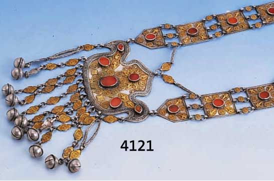 BRUSTSCHMUCK, TURKMENISTAN, UM 1920, SILBER TEILVERGOLDET, REICHHALTIG VERZIERT MIT VERGOLDETEN APPLIKATIONEN, VOGELSYMBOLIK, MIT KARNEOLBESATZ ...
