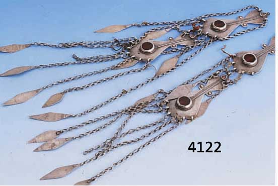PAAR SCHLÄFENGEHÄNGE, TURKMENISTAN UM 1900, SILBER, BESETZT MIT 4 KARNEOLEN (Z. T. VERDELLT), 4 EINGEPASSTE GLASSTEINE (SEK.) UND ABHÄNGUNGEN ...