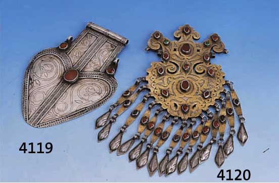 BRUSTSCHMUCK, TURKMENISTAN UM 1900/10, SILBER TEILVERGOLDET, SOGN. VOGELSYMBOLIK, BESETZT MIT KARNEOL, GRÜNEN UND ROTEN GLAS- STEINEN, ...