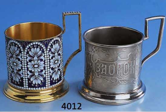 2 Teeglashalter, 1 x Leningrad, 916er Silber vergoldet, um 1965, weiß und blau in Cloisonnetechnik emaill., H ca. 8 cm; 1 x Metall versilbert, ...