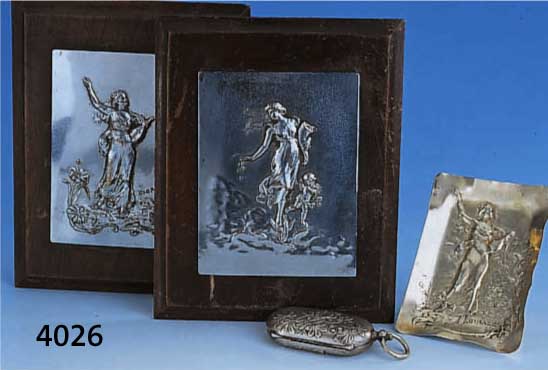 KONVOLUT 4 TEILE: METALL VERSILBERT, FRANKREICH UM 1900, SIGN. ERNST DROPSY (GEB. 1854, GESTORBEN 1910), BESTEHEND AUS 2 PLAKETTEN AUF HOLZ ...