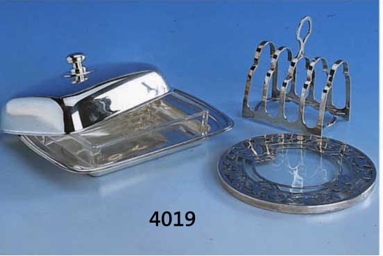 FRÜHSTÜCKSSET IN STERLINGSILBER: BUTTERDOSE MIT GLASEINSATZ, BIRMINGHAM MODERN, TOASTHALTER, UM 1910/20, GLASUNTERSETZER MIT SILBERMONTIERUNG, ...