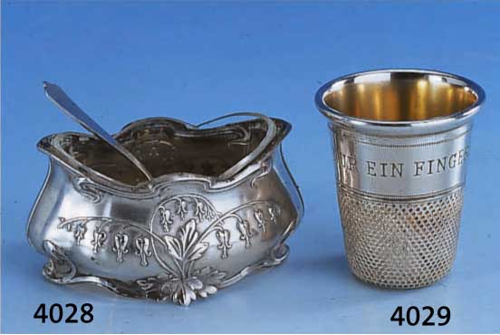 SALZSCHÄLCHEN, FRANKREICH UM 1900, 950ER SILBER INNENVERGOLDET, DARST. TRÄNENDE HERZE, LÖFFELCHEN SEK.,