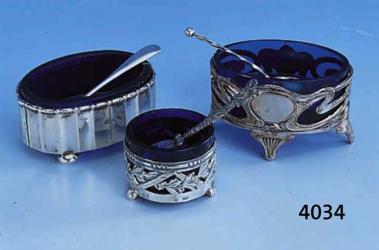 KONVOLUT 3 SALZSCHÄLCHEN, ZW. 1900-1910, 2 X SILBER, 1 X METALL VERSILBERT, BLAUE GLAS- EINSÄTZE, 2 X JUGENDSTILMOTIVE, 3 LÖFFEL- CHEN SEK., ...