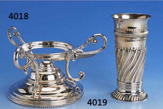 Vase, England, London um 1870, 925er Silber, Gravur mit Eicheln und Laub, gedrehter Dekor, H ca. 15.5 cm