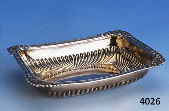 ANBIETSCHALE, RUßLAND, MOSKAU UM 1830, 84ER SILBER, SCHWERE AUSF., CA. 260 G, Z.T. TREIBARBEIT, MEISTERMARKE UNGED., CA. 3.5 X 18 X 13 CM