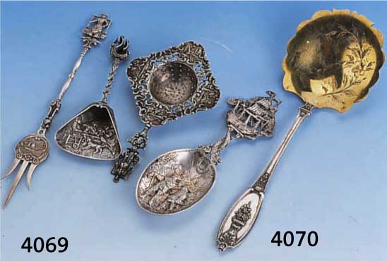 4 SILBERTEILE, NIEDERLANDE ZW. 1875-85, SILBER, BEST. AUS: ZUCKERSCHAUFEL, GABEL, ZIERLÖFFEL UND TEESIEB, TYP. DEKOR Z.T. MIT PERSONENSTAFFAGE, ...