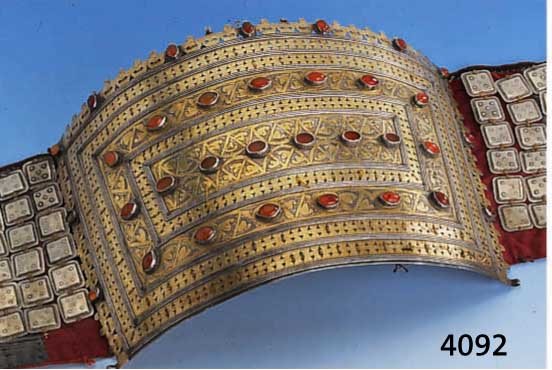 HAUBENSCHMUCK, TURMENISTAN UM 1890/1900, SILBER TEILVERGOLDET, KARNEOLBESATZ, AUF STOFF BEFESTIGT, LEICHT GEBOGTE FORM, B CA. 48 CM