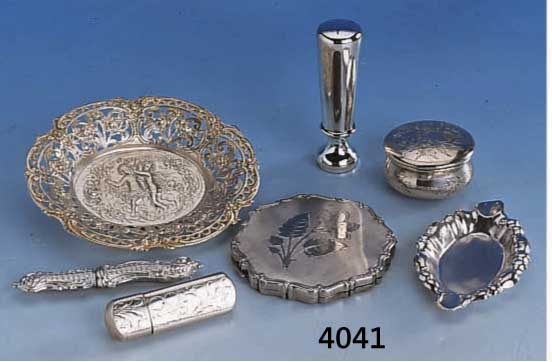 LOT 7 SILBER-ACCESSOIRES, VORWIEGEND ÖSTER- REICH UM 1880-1940, DARUNTER: PILLENDOSE MIT FLORALER ZIESELIERUNG, PUDERDOSE M. SPIEGEL, ...