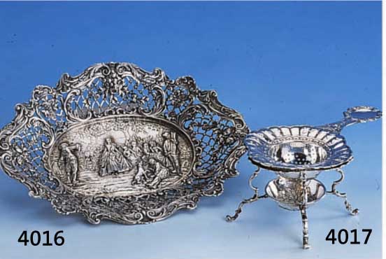 ANBIETSCHALE, 800ER SILBER, HANAU UM 1910, SCHLEISSNER, DARST. EINER GALANTEN TANZSZENE IN NATUR, REICH VERZIERT M. BLÜTEN UND RANKEN, D. CA. ...