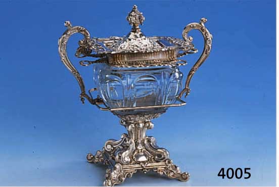 KaviarbehÄlter, Frankreich um 1850, 800er Silber, Eberkopfpunze, reine Treibar- beit, Doppelhenkel, facett. Baccarrat-Glasein- satz, Halterungen ...